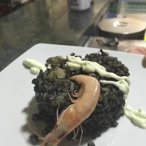 arroz-negro-con-gambas.webp