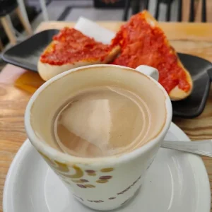cafe-con-tostada-de-tomate.webp
