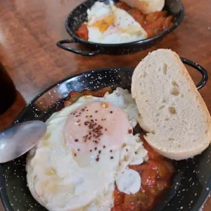 huevo-frito-con-pimientos-en-olla-pequena.webp