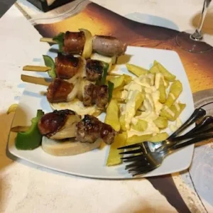 pinchitos-con-patatas-y-alioli.webp