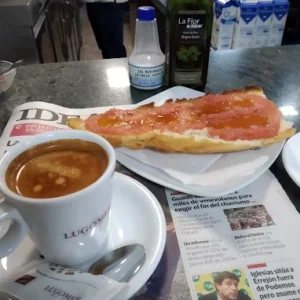 tomate-con-aceite-y-cafe.webp